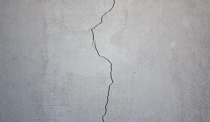 a concrete wall crack