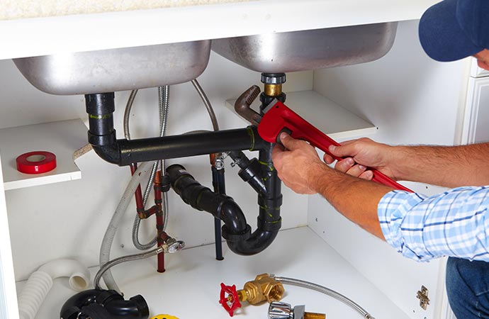 Professional fixing plumbing damage